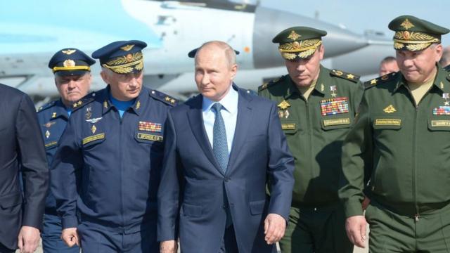 Fotografia colorida mostra Putin cercadopoppy playtime jogar agorahomens brancospoppy playtime jogar agorameia idadepoppy playtime jogar agorauniformes militares