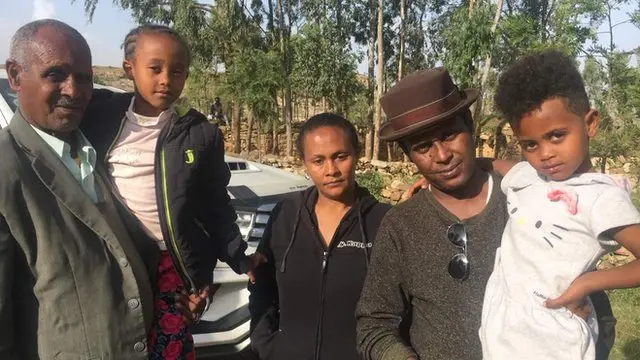 ዳዊት ሽላን ምስ ኣቡኡ፡ ብዓልቲቤቱን ክልተ ደቁን