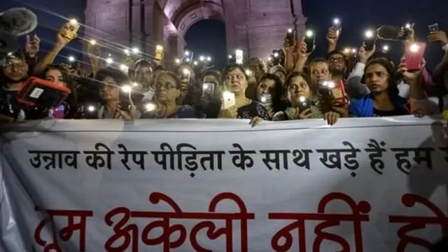 उन्नाव पीडितेला पाठिंबा दर्शवण्यासाठी दिल्लीत मोर्चा काढण्यात आला होता.