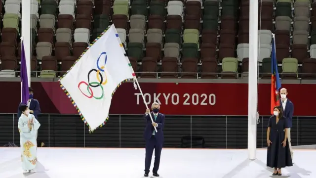 토마스 바흐 IOC 위원장이 지난달 8일 오후 일본 도쿄 국립경기장에서 열린 '2020 도쿄올림픽' 폐막식에서 올림픽기 이양식을 하고 있다.