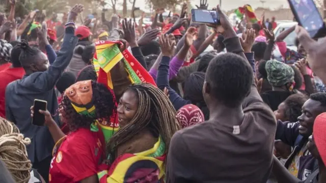 Wafuasi wa Hichilema wakishangilia