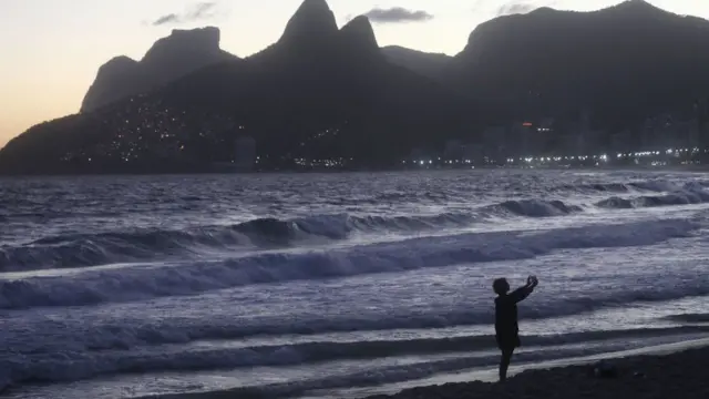 मुंबई पुलिस ने सेल्फ़ी के लिए 15 ख़तरनाक जगहों को चिन्हित किया है