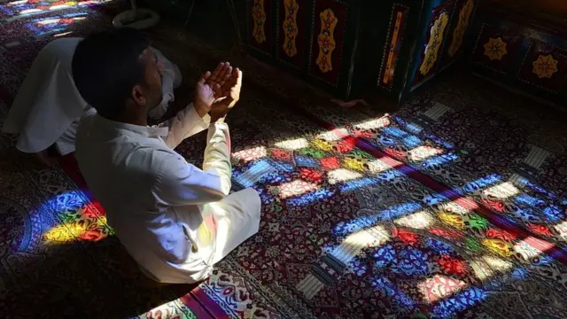 Un hombre reza durante el ramadán en una mezquita de Srinagar.