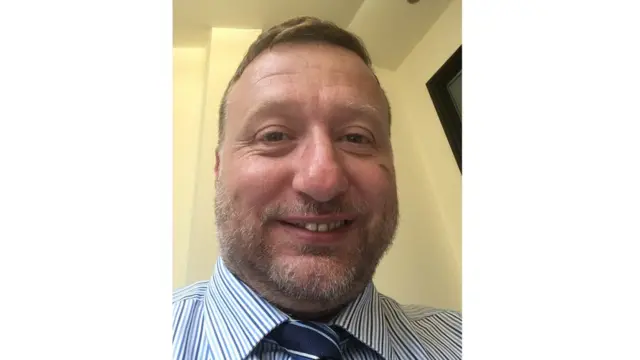 폴 톰린슨은 사회가 사람들에게 술을 마시게 만든다고 말한다