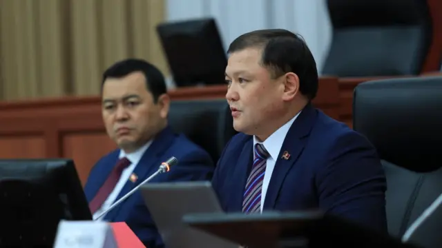 Жогорку Кеңештин төрагасы, орун басарлары баш болуп, депутаттардын үчтөн эки бөлүгү кайрадан шайлоого аттанды.