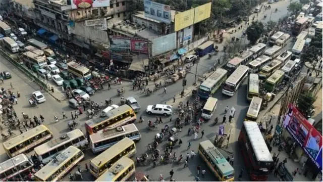 ঢাকার রাস্তায় যানবাহনের বিশৃঙ্খল চলাচল (ফাইল ফটো)