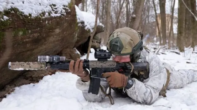 ஸ்னைப்பர் ஆயுதத்துடன் ராணுவ வீரர்