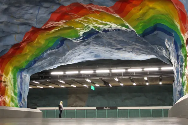 สถานี Stadion ซึ่งเป็นสถานีที่อยู่ใกล้กับสนามกีฬาที่สวีเดนเคยใช้จัดการแข่งขันโอลิมปิก ได้รับการตกแต่งด้วยสีรุ้งสดใส ซึ่งเป็นตัวแทนสัญลักษณ์ของวงแหวนโอลิมปิก (Olympic Rings)