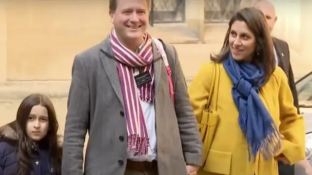Nazanin Zaghari-Ratcliffe Londra'daki Parlamento binasındaki basın toplantısına eşi Richard ve kızı Gabriella ile geldi
