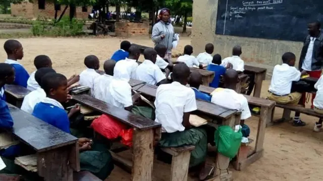 Shule ya msingi Ugamba iliyopo mkoani Tabora Tanznaia pia iliripotiwa kuwa na uhaba wa madarasa ya kusomea