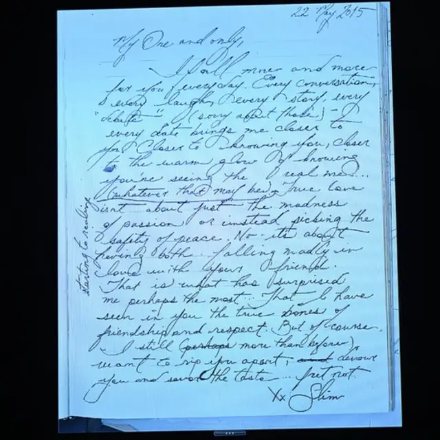 Proyección de una de las "notas de amor" de Amber Heard