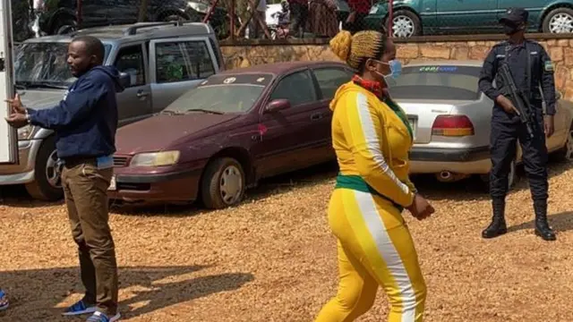 Mu baregwa harimo umugore umwe (iburyo) n'umunyamakuru Théoneste Nsengimana (ibumoso) bagejejwe ku rukiko ku wa kane 28 - 10 - 2021