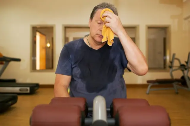 Un hombre está fatigado tras hacer ejercicio