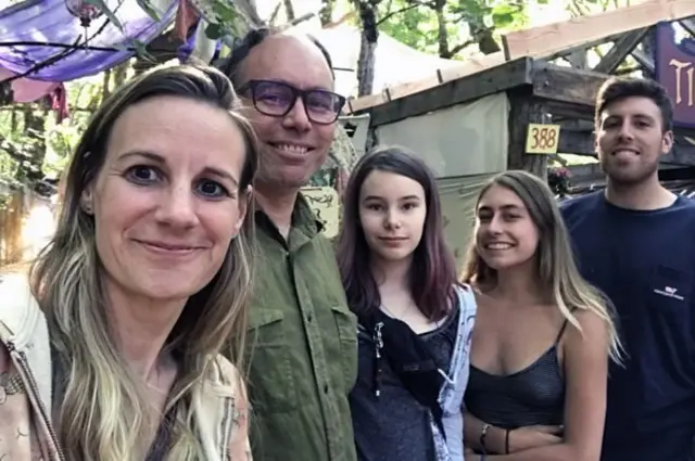 সিয়াটলে রক্ত সম্পর্কের পিতা অ্যারনের সঙ্গে তার সন্তানরা ও জেসিকা