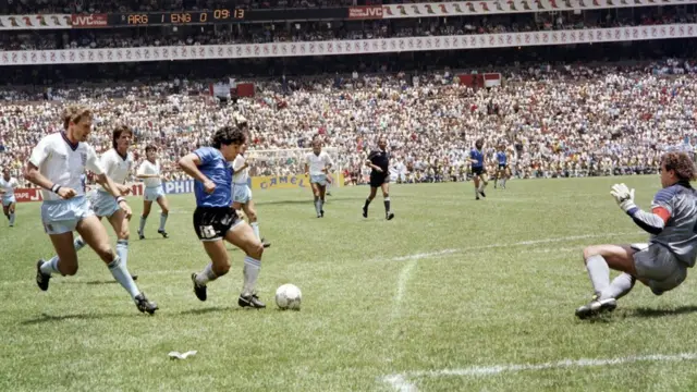 Maradona se dispone a finalizar la jugada del "Gol del siglo" con Bennaceur en el fondo.