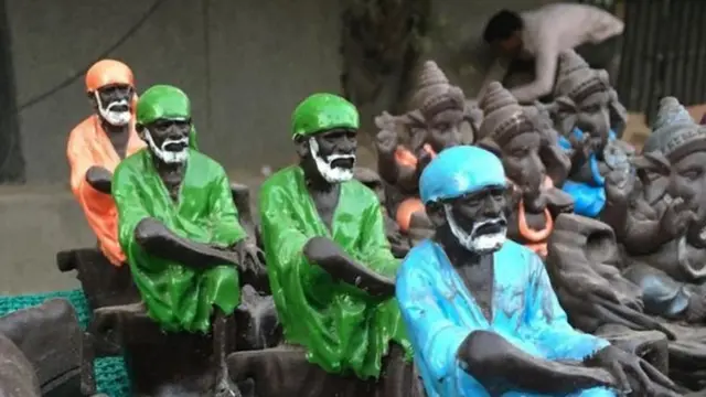 ਸਾਈਂ ਬਾਬਾ ਦੀ ਮੂਰਤੀਆਂ ਬਣਾਉਂਦਾ ਕਾਰੀਗਰ