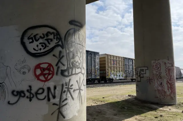 Pintadas en los postes bajo un puente de la autopista en Goshen, California.