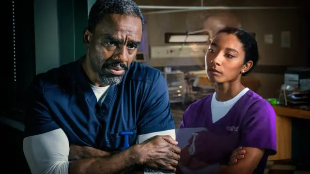 Actores Charles Venn y Adele James en la serie "Casualty" de la BBC en 2021.