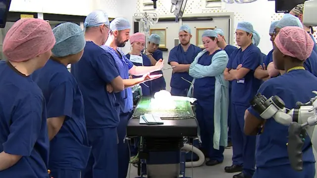 醫療團隊在手術室