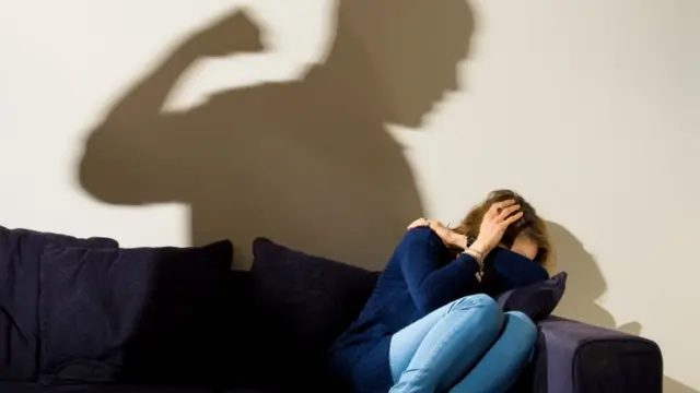 Aworan ojiji ọkunrin to gbọwọ soke lati lu obinrin kan