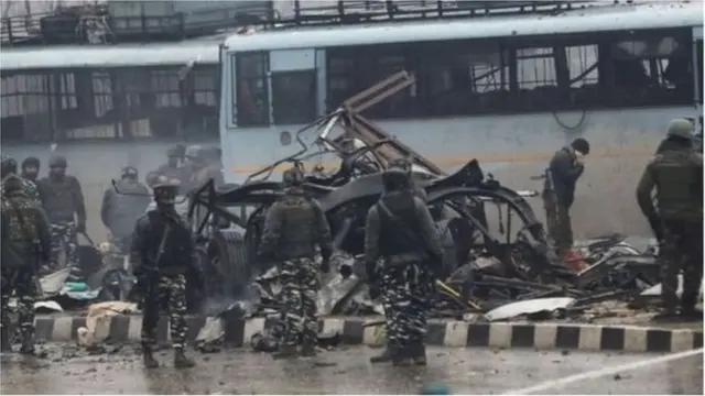 পুলওয়ামায় ভারতের সেনা বহরে জঙ্গি হামলার পাল্টা জবাব দিতে পাকিস্তানের কাশ্মীরে বিমান হামলা চালিয়েছে ভারত