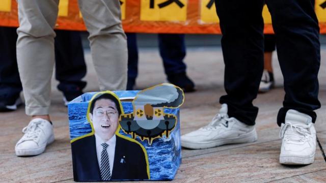 在香港一场抗议福岛核污染水排放的活动上，日本首相岸田文雄的照片出现在一个盒子上（25/8/2023）