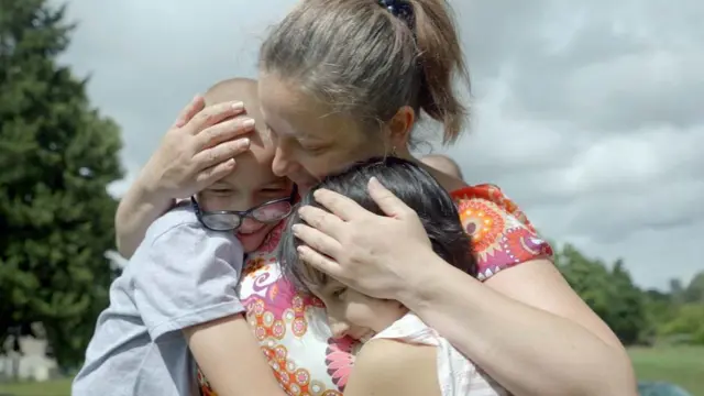 Olga reencontra os filhos depois que a família foi separada pela guerra