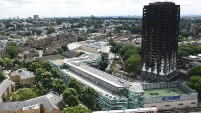 Grenfell Tower parcialmente queimada, junhoganhar dinheiro pixbet2017