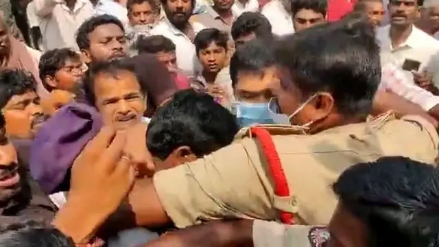 అడ్డుకుంటున్న పోలీసులు