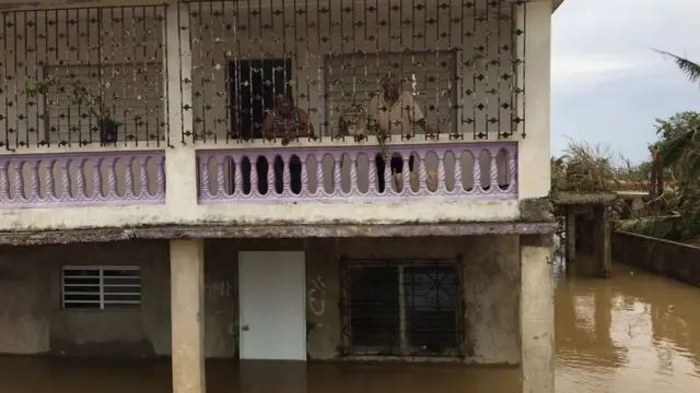 Vecinos en los balcones de sus casas en Medianía Alta, Puerto Rico.