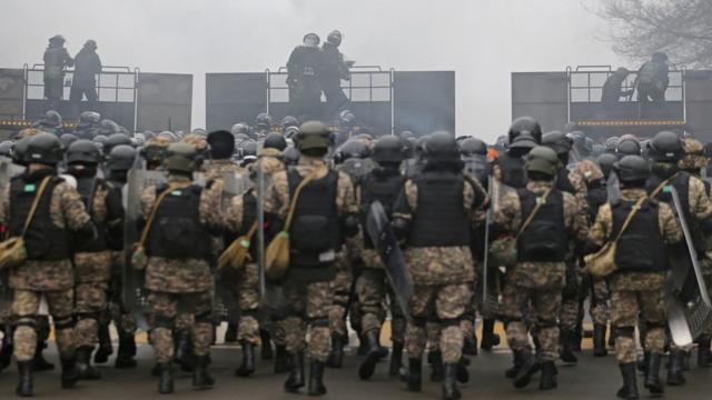 Военные около заграждений в Алматы