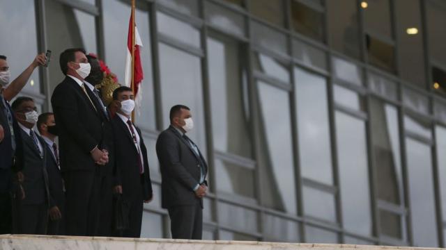 Bolsonaro,playpix apostas on line playpix aviator devmáscara, rodeado por assessores na rampa do Planalto