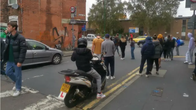 Местные власти призывают людей соблюдать дистанцию из-за коронавируса