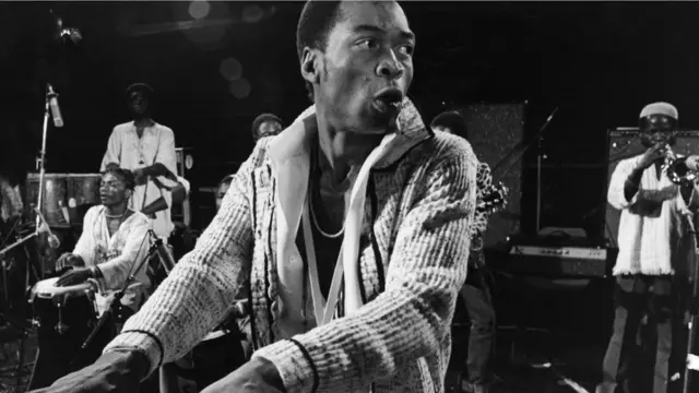 Fela dey play keyboard inside concert for Europe in di 1970s