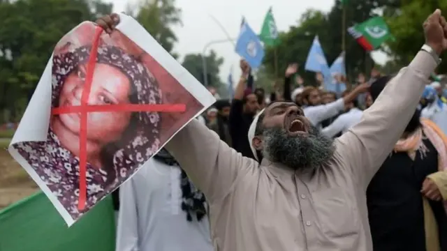 পরিস্থিতি নিয়ন্ত্রণে আনতে বিক্ষোভকারীদের সাথে সমঝোতা করেছে সরকার