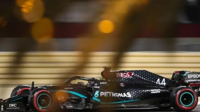 هاميلتون يقول إنه مازال منبهراً بأداء فريق مرسيدس بعد حلوله في المركز الأول لـ98 مرة