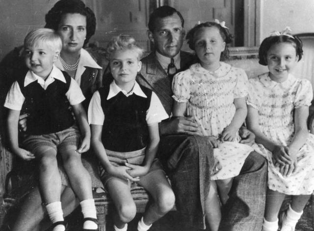 Juan de Borbón (1913-1993), hijo de Alfonso XIII, con su esposa la princesa María Mercedes y sus cuatro hijos, Juan Carlos, María del Pilar, Margarita y Alfonso en Suiza en agosto de 1945.