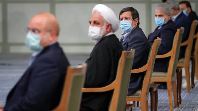 به دلیل شیوع ویروس کرونا مقام های عضو شورا با فاصله و با زدن ماسک در جلسه حاضر شده اند