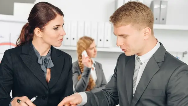 Un jefe dando instrucciones