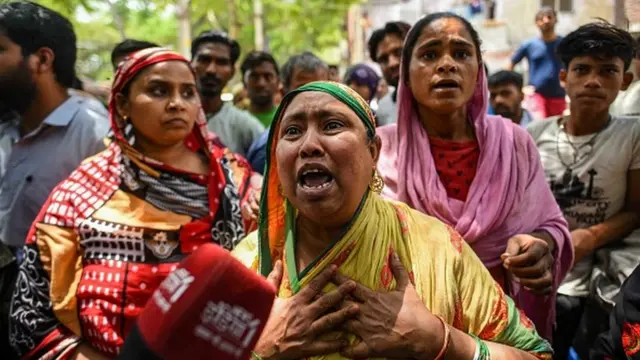 সম্পত্তি বিনাশের পর বিলাপ করছেন জাহাঙ্গীরপুরীর এই বাসিন্দা।
