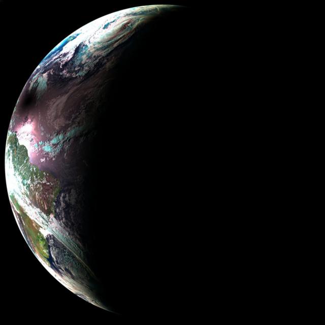 欧州気象衛星開発機構のメテオサットが、月の影が米国東部から離れていく様子を撮影