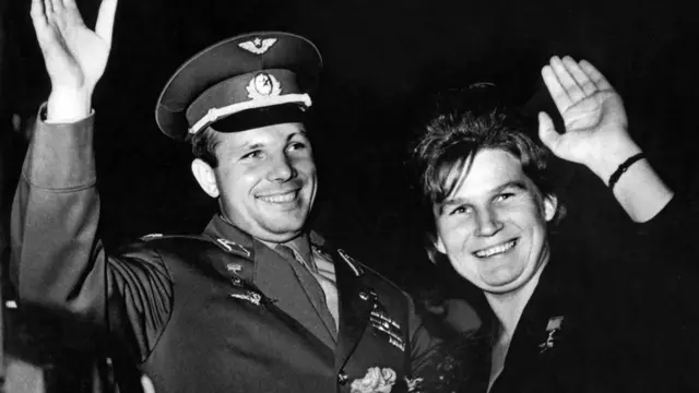 ภายพถ่ายในปี 1963 ของ กาการิน ในวัย 29 ปี และวาเลนตีนา เตเรชโควา นักบินอวกาศหญิงคนแรกที่เดินทางไปยังอวกาศ