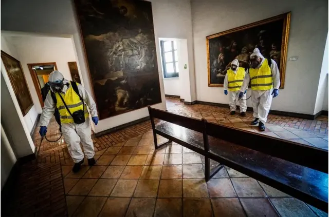 研究表明，病毒在被咳出后，可以在飞沫中存活长达3个小时。直径在1-5微米之间的微粒（大约比人类头发小30倍）可以在静止的空气中悬浮数小时。