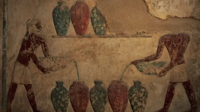 مشهد إعداد المواد العطرية