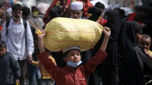 মালপত্র মাথায় নিয়ে শিবির ছেড়ে রওনা দিচ্ছে রোহিঙ্গা শিশুরাও