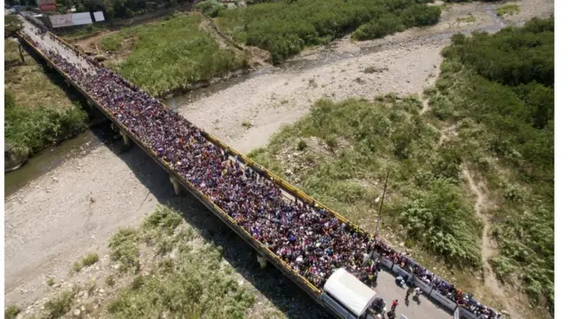 Foto aéreaapostas esportivas portugalponte cheiaapostas esportivas portugalmigrantes venezuelanos tentando entrar na Colômbia