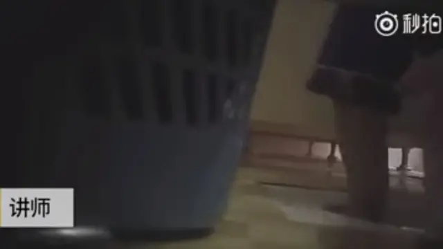 Entre las enseñanzas prácticas estaba limpiar el inodoro con la mano y sin guantes