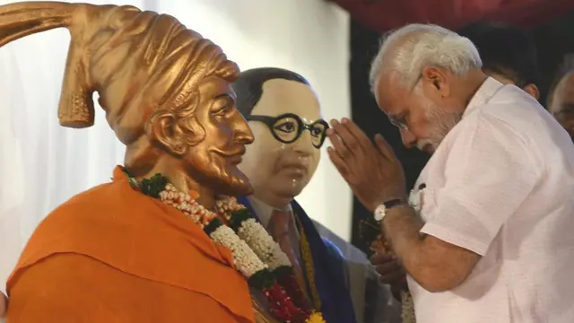 शिवाजी की प्रतिमा का नमन करते प्रधानमंत्री नरेंद्र मोदी