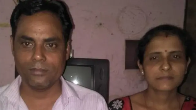 દુર્ગા સિંહ પત્ની પૂનમ સાથે