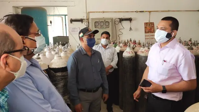 कानपुर मंडल के आयुक्त राजशेखर (गुलाबी कमीज़ में)